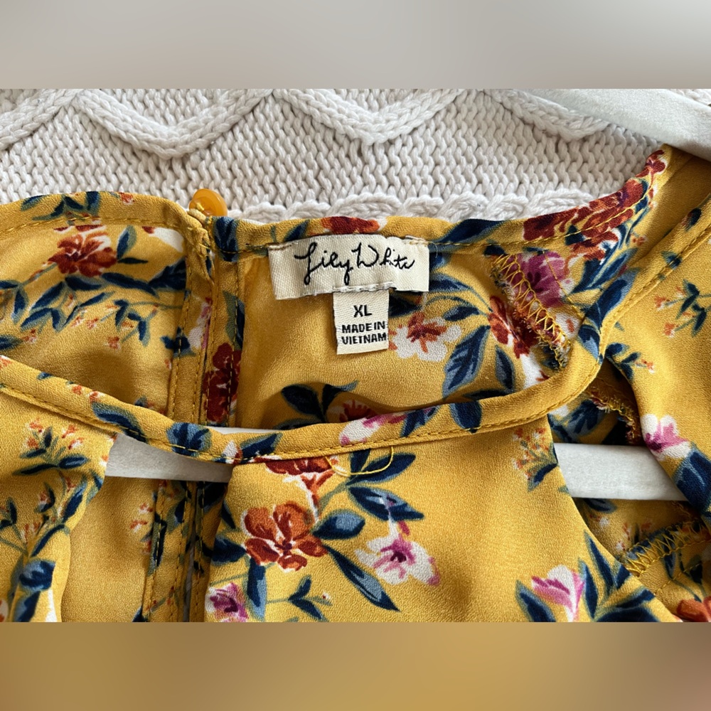 Lily White Yellow Floral Cut Out Blouse Women’s Size XL - Picture 11 of 14